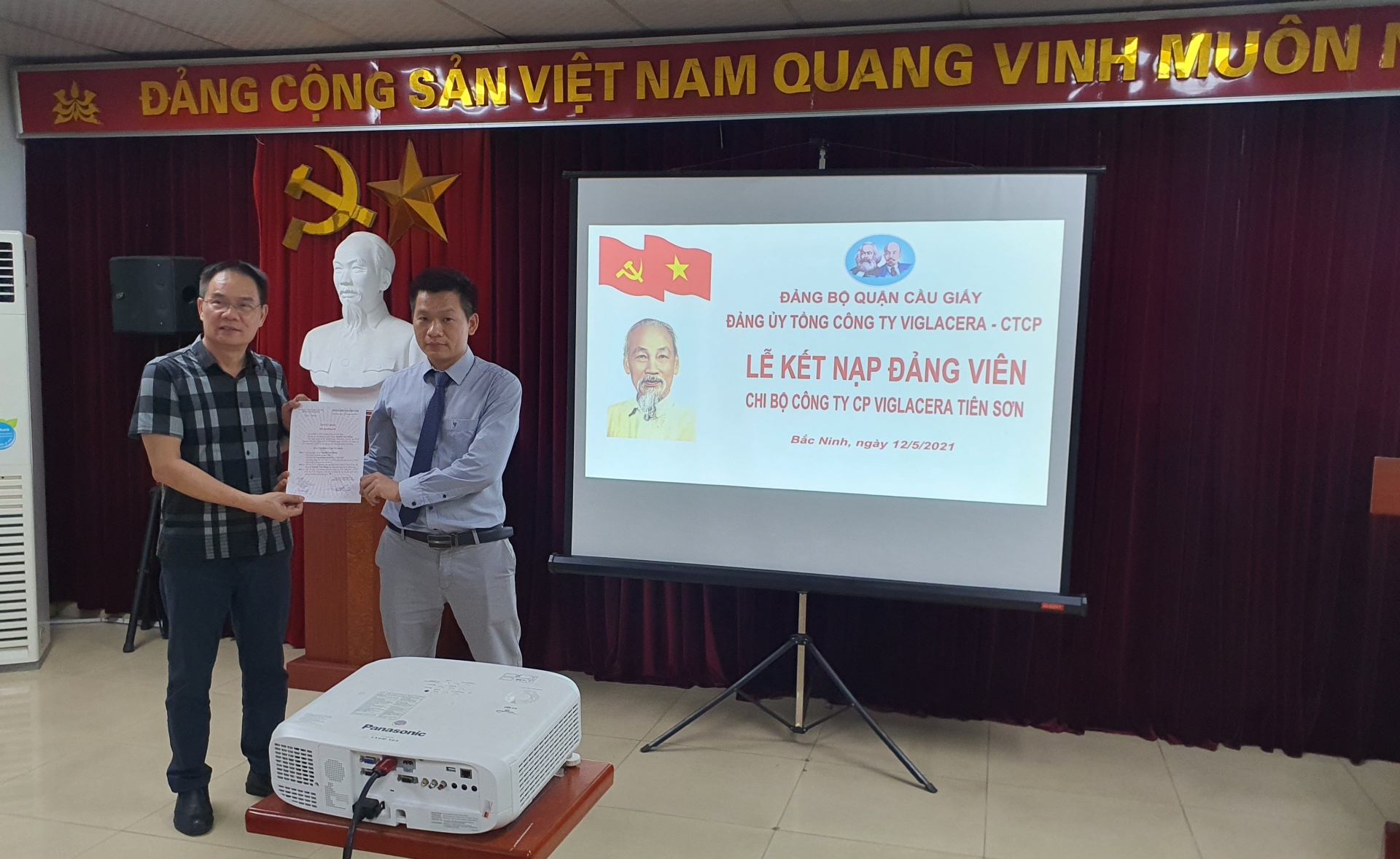 Chi bộ Công ty cổ phần Viglacera Tiên Sơn tổ chức Lễ kết nạp đảng viên mới chào mừng kỷ niệm 131 năm ngày sinh Chủ tịch Hồ Chí Minh
